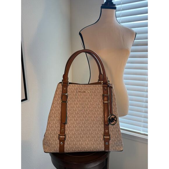 Michael Kors Bedford Legacy Lg Tote Bag Vanilla /Brown Leather trim GoldHardware - Picture 9 of 16
